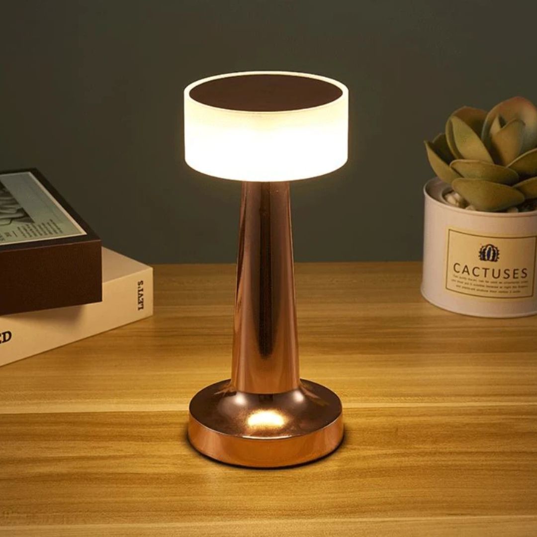 Rosegull dimbar designlampe, retro stil. USB-lading og varmt lys for koselig innendørs atmosfære.