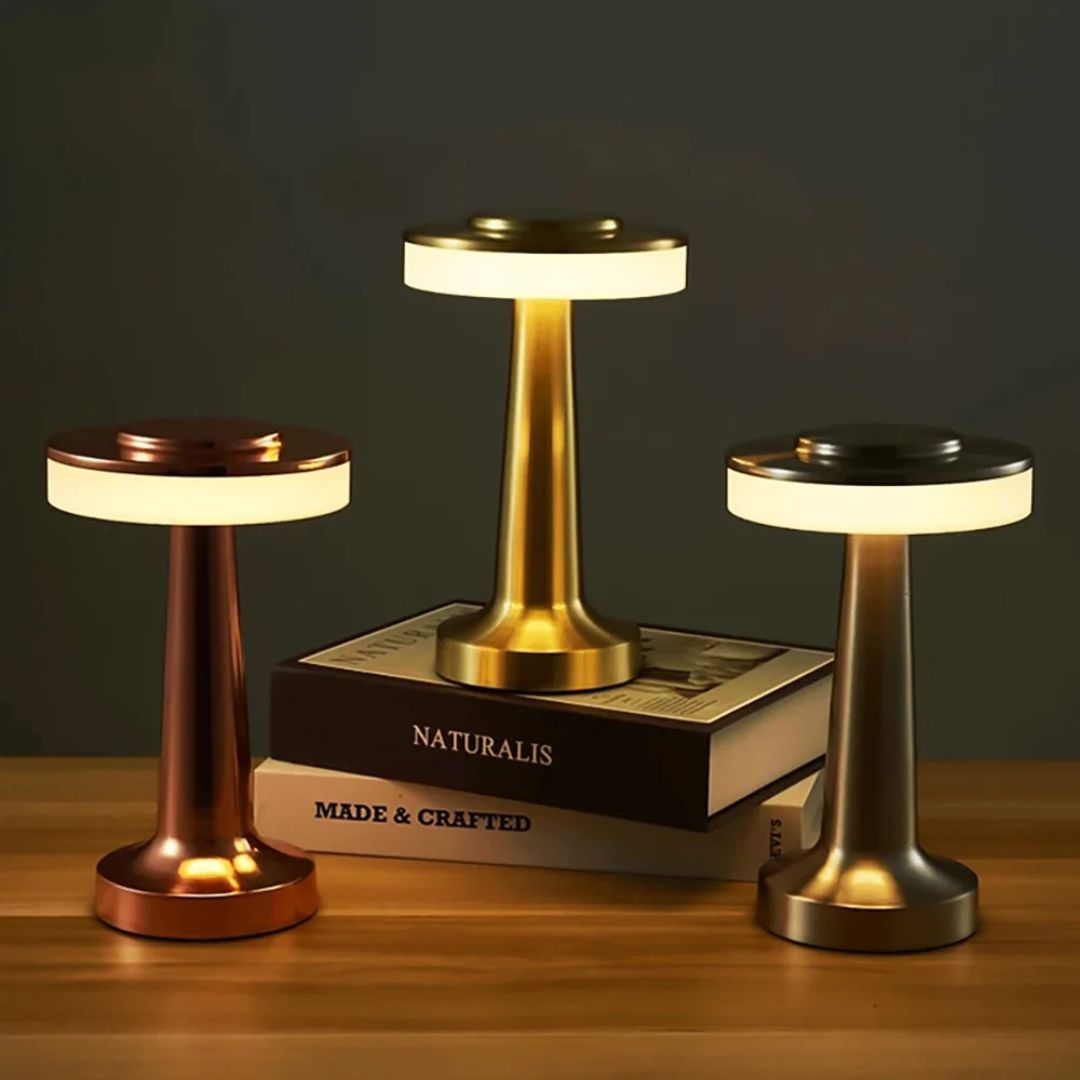 Klassisk retro bordlampe i metall, dimbar. Ideell som nattbordslampe eller stemningsbelysning i stuen.