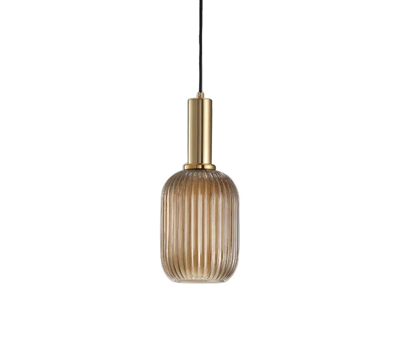 Retro glass pendellampe, skaper varm vintage atmosfære i stue og spisestue.