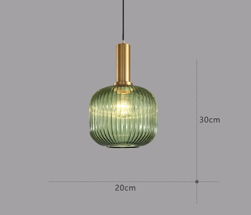 Retro glass pendellampe, skaper innbydende og funksjonell belysning over spisebordet.