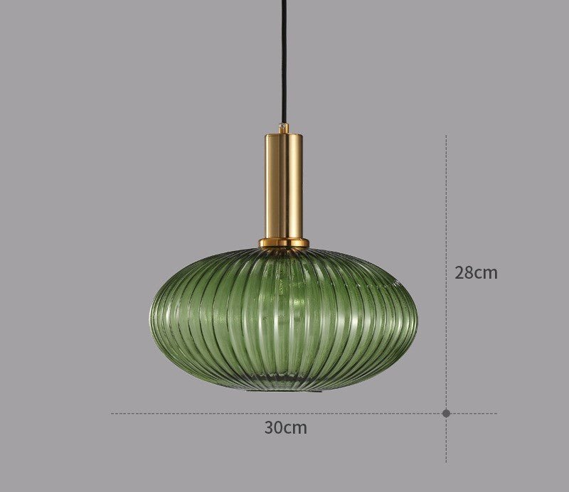 Varmt lys fra retro glass pendellampe, skaper lun stemning i stuen eller soverommet.