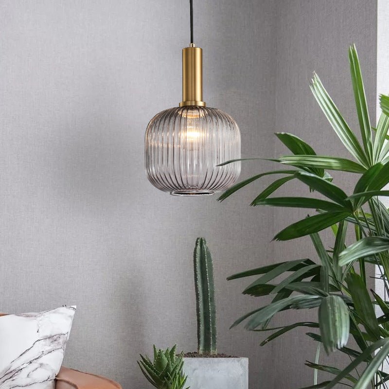 Vintage taklampe i røkt glass, ideell for en varm og koselig retro atmosfære i hjemmet.