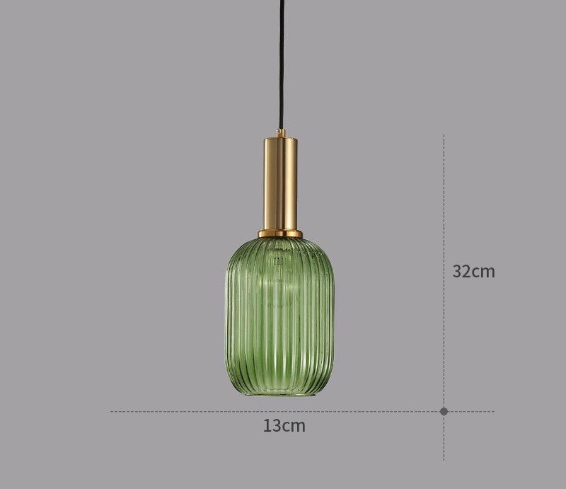 Varm belysning med retro glass pendellampe, gir en koselig og innbydende atmosfære.
