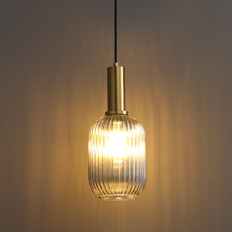 Retro glass pendellampe over spisebord, gir optimalt lys for måltider.