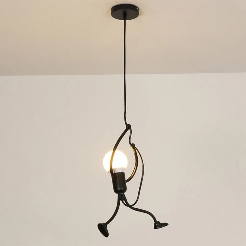 "Retro Iron Man pendellampe, justerbar høyde, dukkeform, sjarmerende design for barnerom, skaper koselig atmosfære."