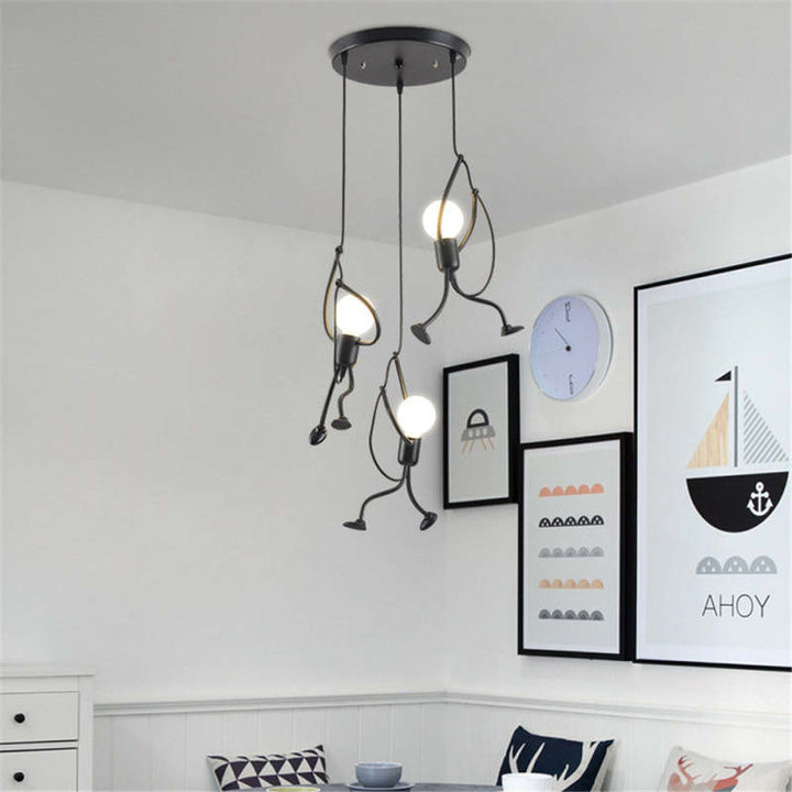 "Retro Iron Man pendellampe, justerbar høyde, dukkeform, sjarmerende design for barnerom, skaper koselig atmosfære."
