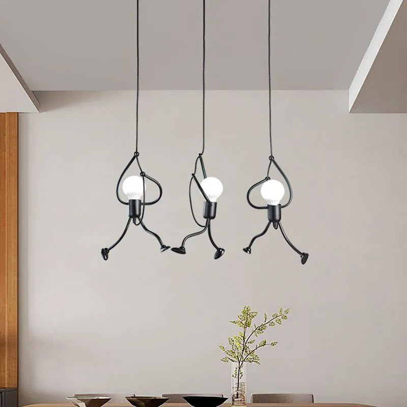 "Retro Iron Man pendellampe, justerbar høyde, dukkeform, sjarmerende design for barnerom, skaper koselig atmosfære."