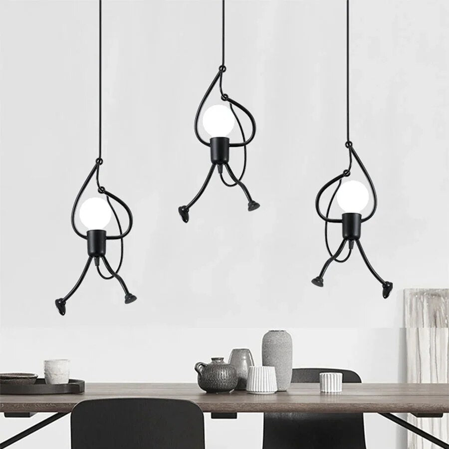 "Retro Iron Man pendellampe, justerbar høyde, dukkeform, sjarmerende design for barnerom, skaper koselig atmosfære."