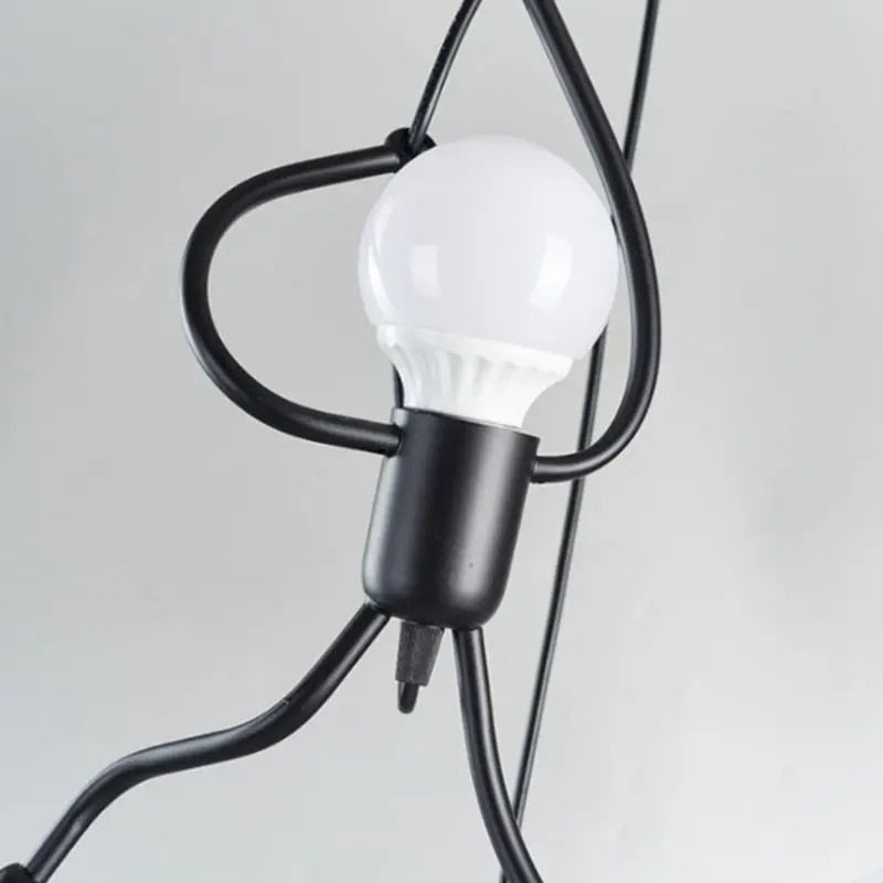 "Retro Iron Man pendellampe, justerbar høyde, dukkeform, sjarmerende design for barnerom, skaper koselig atmosfære."