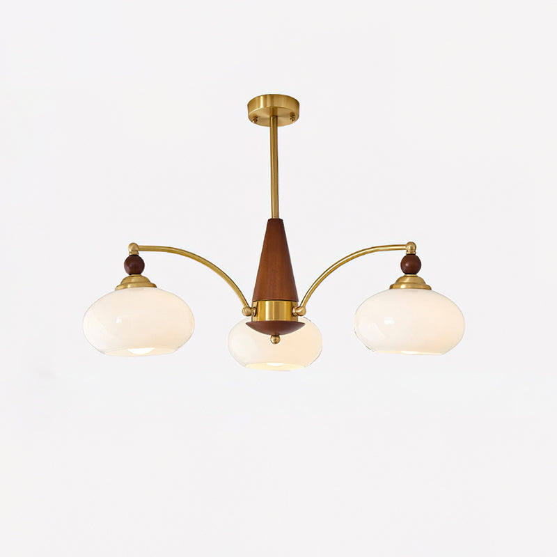 "Retro lysekrone med gyllengule skjermer og klassisk design, laget av tre og messing, gir varmt lys til spisestue."