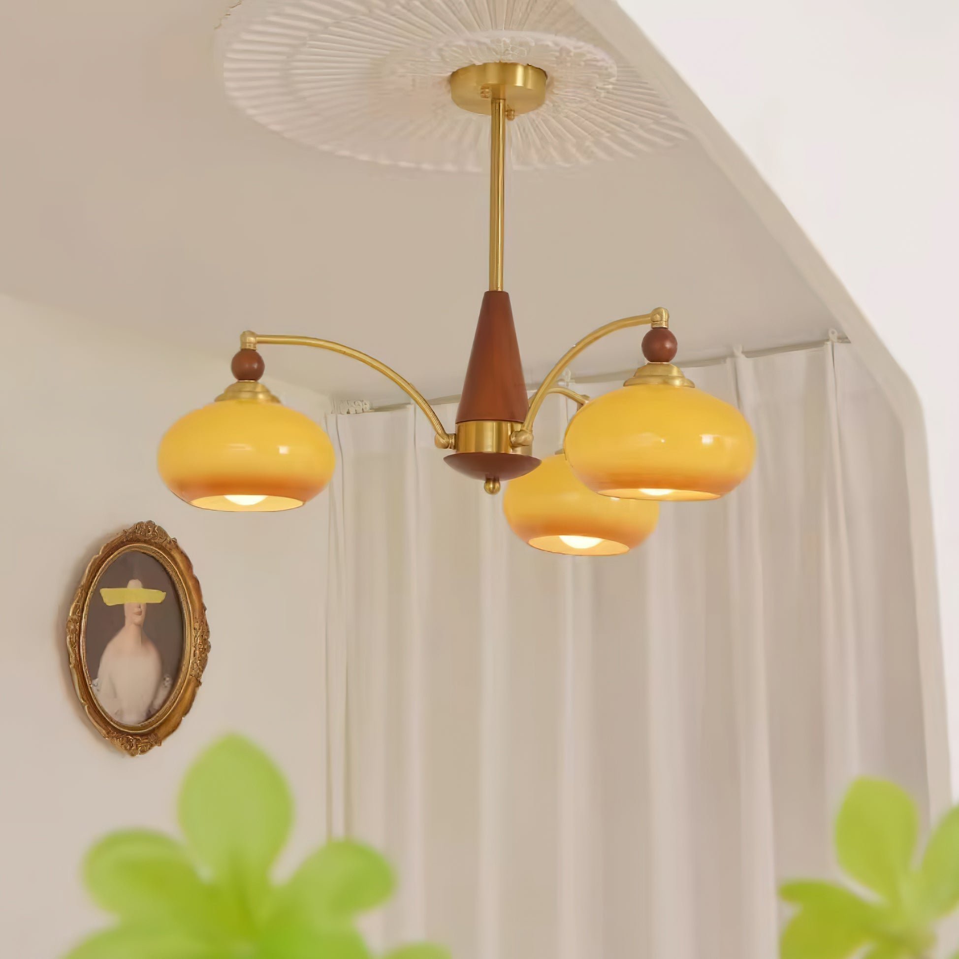 "Retro lysekrone med gyllengule skjermer og klassisk design, laget av tre og messing, gir varmt lys til spisestue."