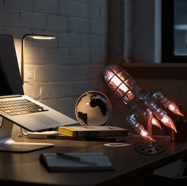 Vintage-inspirert rakettlampe, et blikkfang i ethvert rom med sin unike steampunk-estetikk