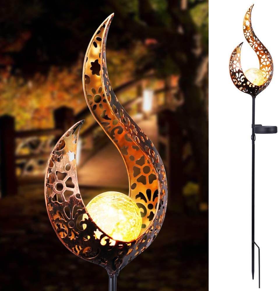 Rustikk solcellelampe til hagen, gir et varmt, innbydende lys.