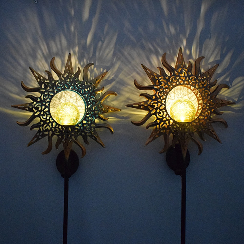 Jernlampe med solceller, skaper koselig hagebelysning.