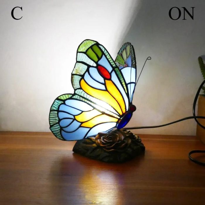 Nattbordlampe med elegant retro sommerfugldesign og glassmaleri, skaper koselig atmosfære med LED-lys.