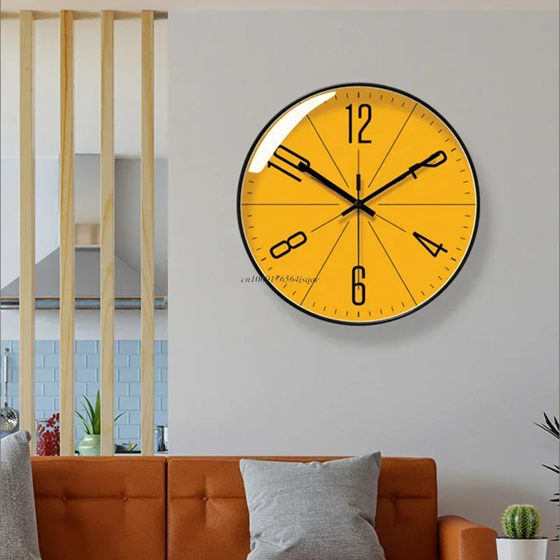 Unik vegglampe med klokke-inspirert retro design, ideell belysning for stuen.