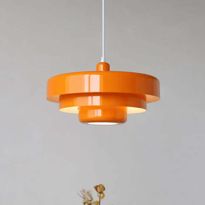 Vintage pendellampe med dekorativt design i metall, ideell for stemningsfull belysning i ethvert rom.