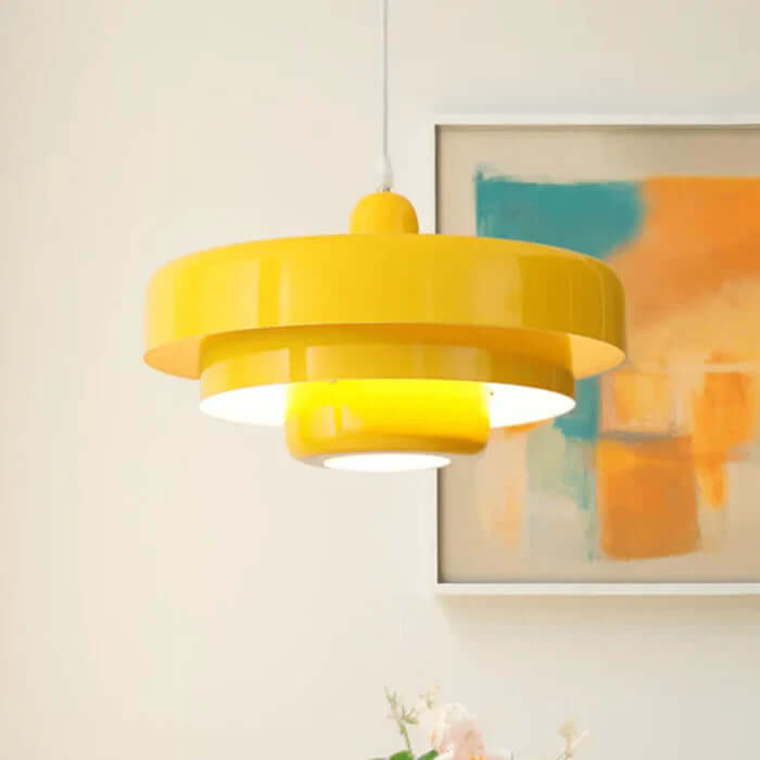 Metall pendellampe med design inspirert av retro, skaper en sjarmerende og koselig atmosfære.