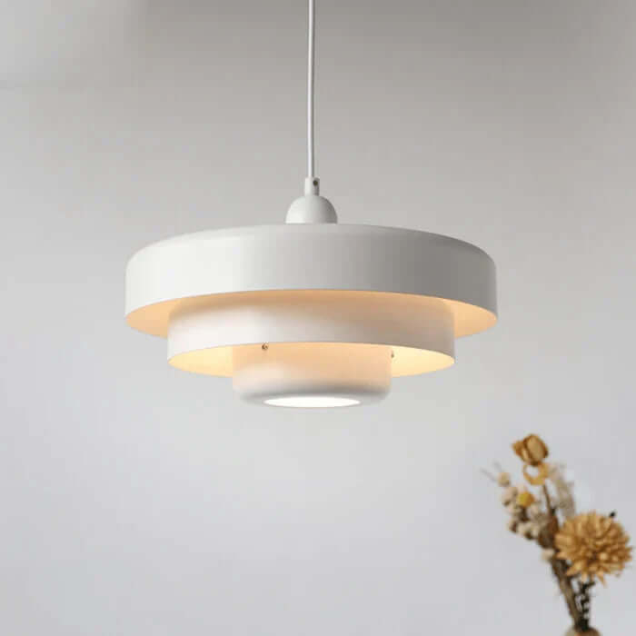 Elegant retropendellampe for interiør, gir myk belysning og et tidløst design i metallutførelse.
