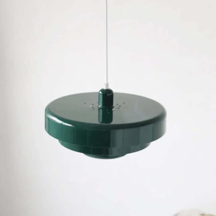 Enkel, men stilfull retrolampe i metall, perfekt som belysning for å fremheve et koselig interiør.