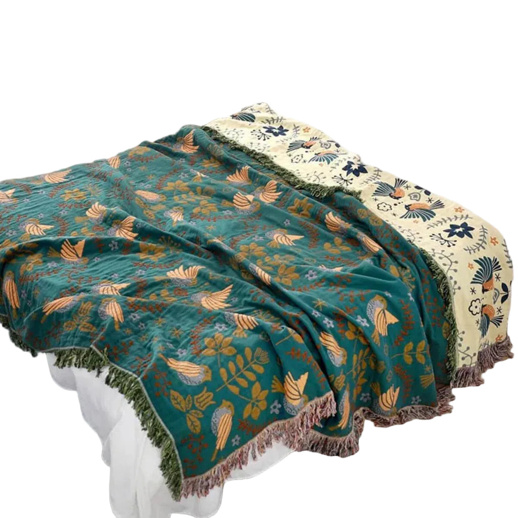 Reversibelt gulvteppe med vakkert fugle- og blomstermønster for stuen. Nordisk design, dekorativt.
