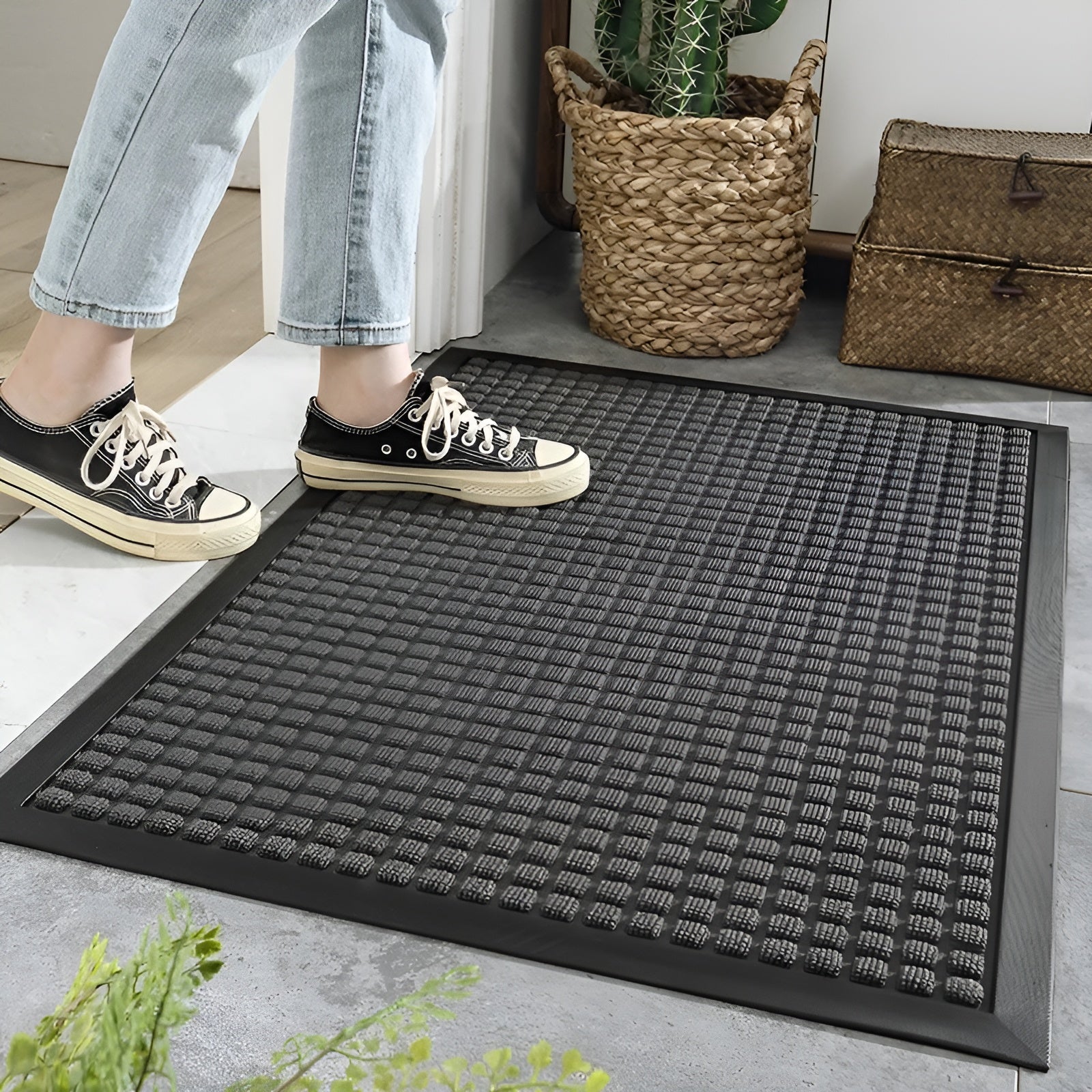 "Robust, elegant dørmatte for alle vær; stilren design, sliteresistent, fanger smuss effektivt, perfekt for inngangsparti."