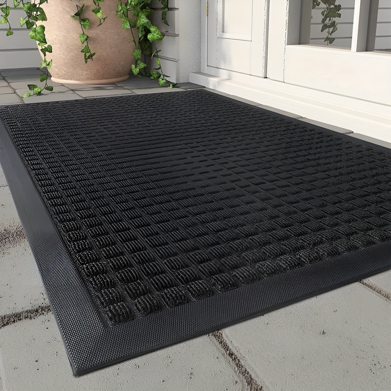 "Robust, elegant dørmatte for alle vær; stilren design, sliteresistent, fanger smuss effektivt, perfekt for inngangsparti."