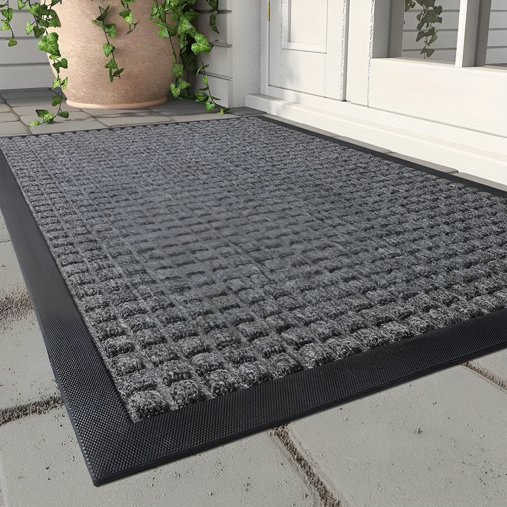 "Robust, elegant dørmatte for alle vær; stilren design, sliteresistent, fanger smuss effektivt, perfekt for inngangsparti."