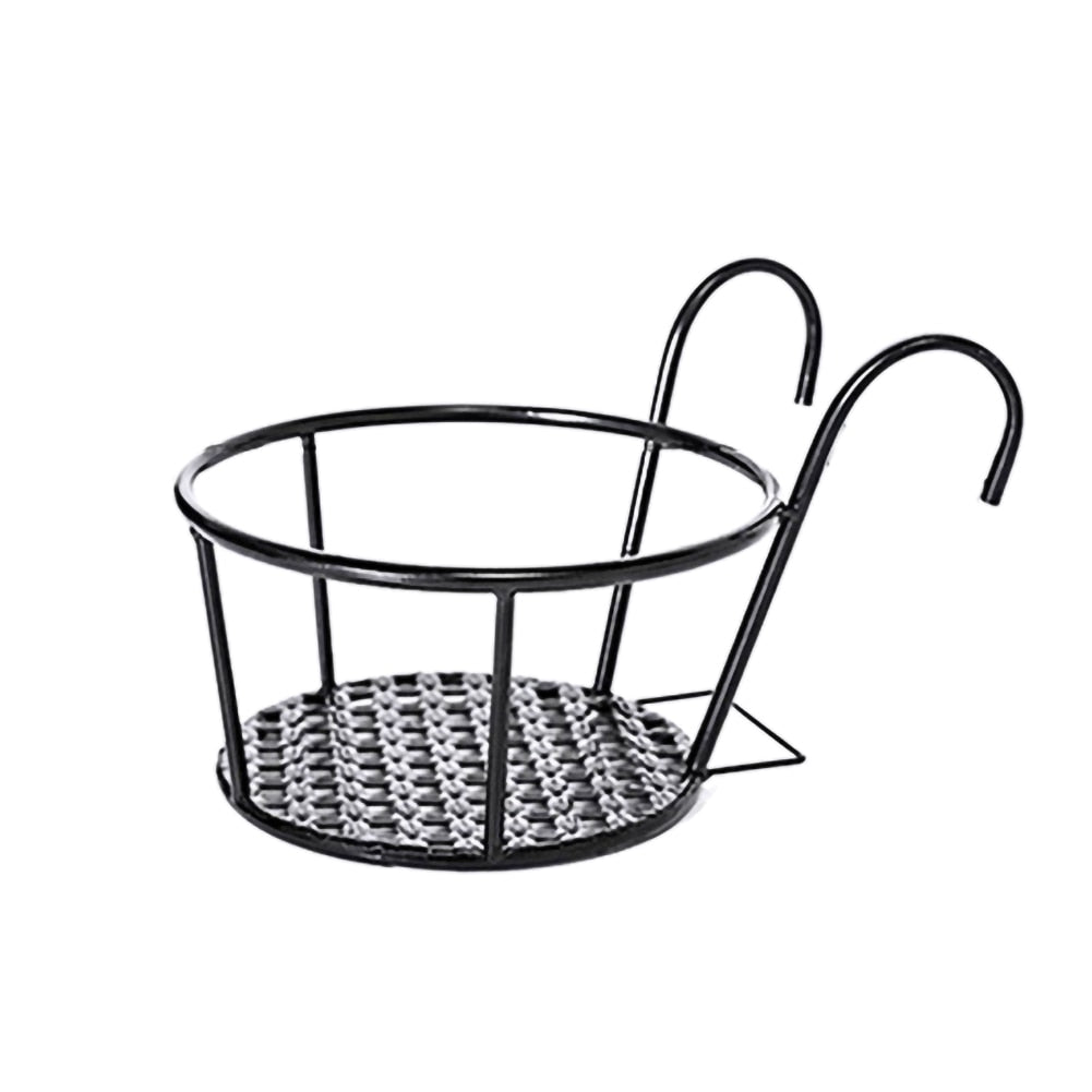 Robust hengende plantestativ i jern for balkong og hage. Perfekt for potteplanter og blomster.