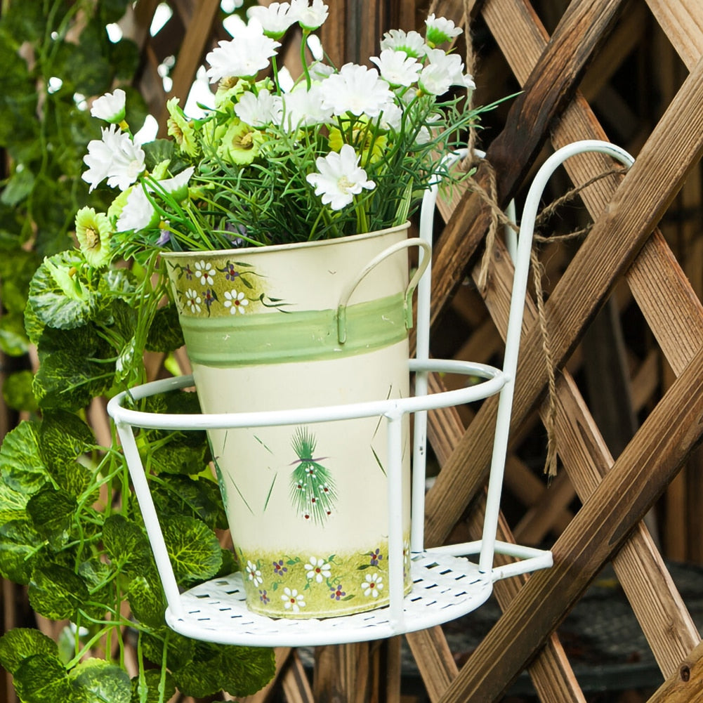Skap et levende uterom med dette hengende plantestativet for hage, balkong og blomster.