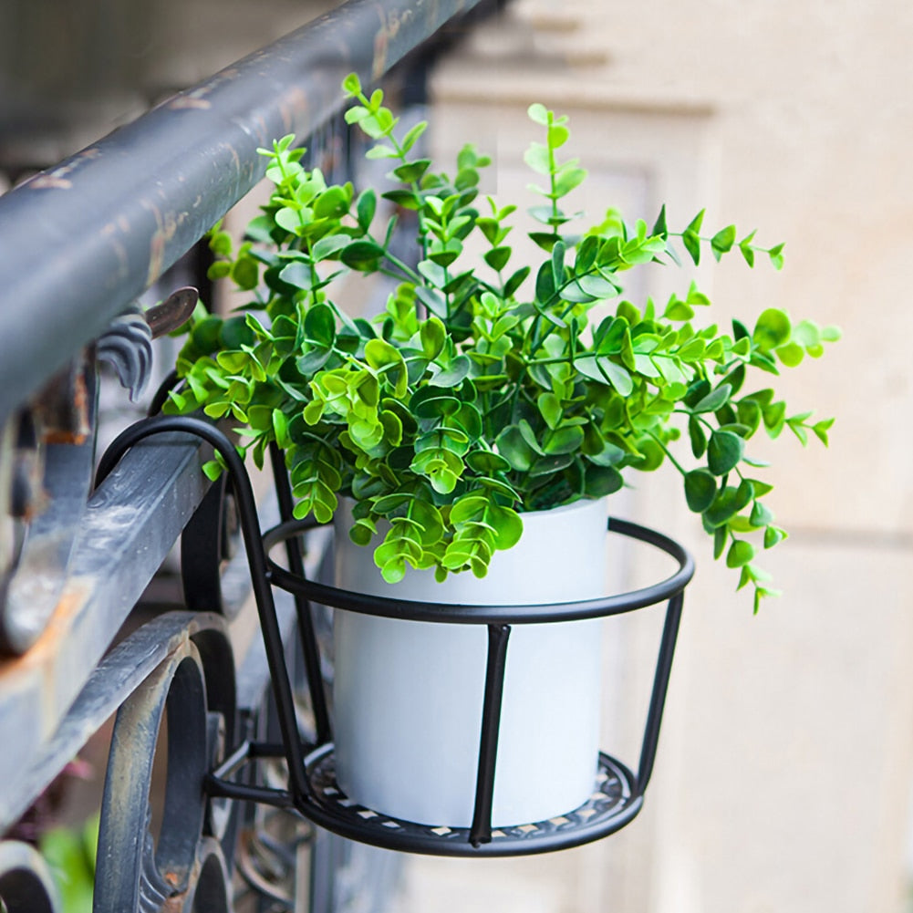 Dekorativt hengende plantestativ for hage og hjem. Skap et grønt uterom med planter og blomster.