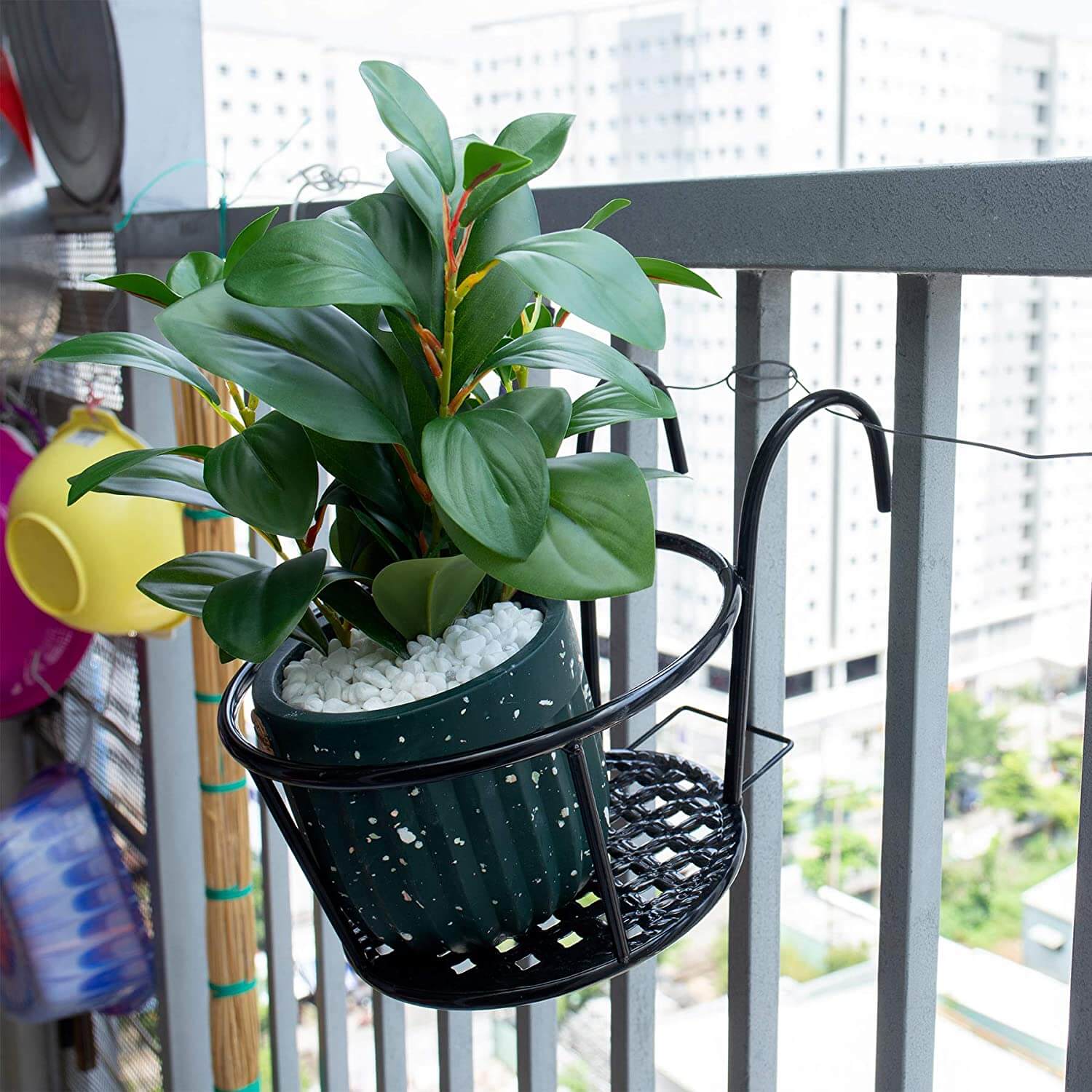Enkelt DIY-oppheng for blomster og planter. Utnytt vertikal plass på balkong, hage eller terrasse.