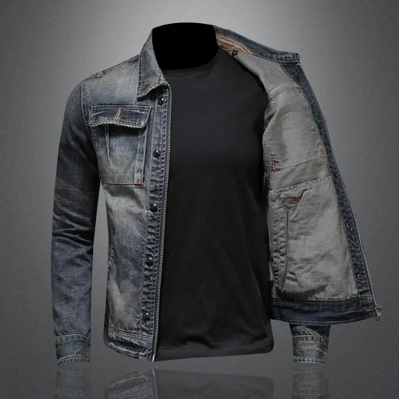 Tidløs herre denimjakke, robust og stilfull. Perfekt som vår- eller høstjakke med knapplukking.