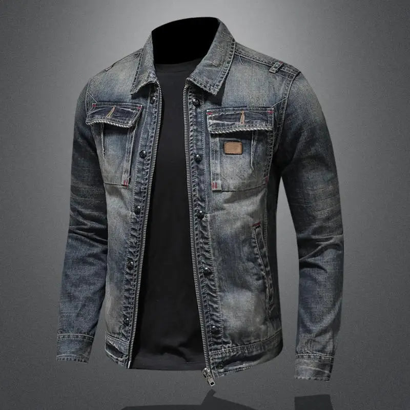 Slitesterk herrejakke i klassisk design med solid knapplukking. En robust denimjakke for moderne menn.