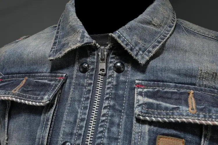 Klassisk herre denimjakke med metallknapper, brystlommer og solid konstruksjon. Robust hverdagsstil.