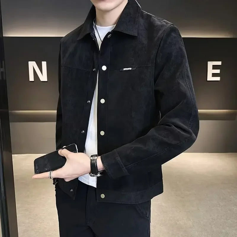 Stilfull herre skinnjakke i klassisk design, modell bærer elegant glidelåsjakke. Perfekt moteklær for casual/elegant stil.