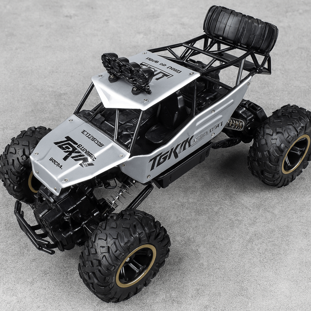 RC monstertruck 4x4 kjører gjennom ulendt terreng. Perfekt fjernstyrt bil for offroad leking.