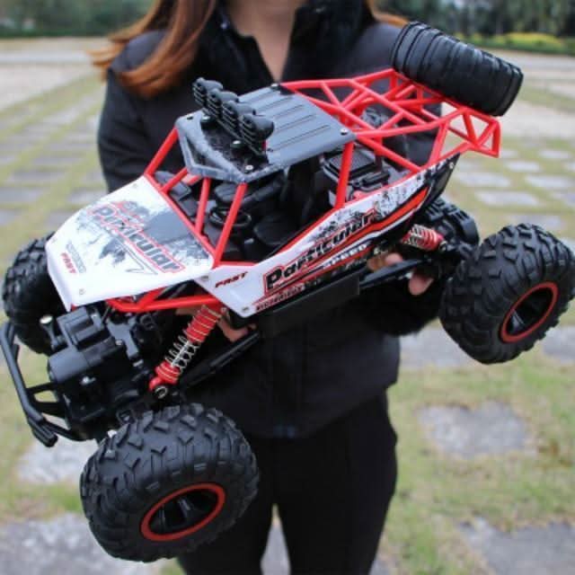 Detaljert RC fjernstyrt lastebil 4x4 med uavhengig fjæring, klar for ekstreme offroad forhold.