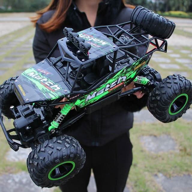 RC monstertruck 4x4 terrengkjøretøy, inviterer til spennende eventyr og utforskning offroad.