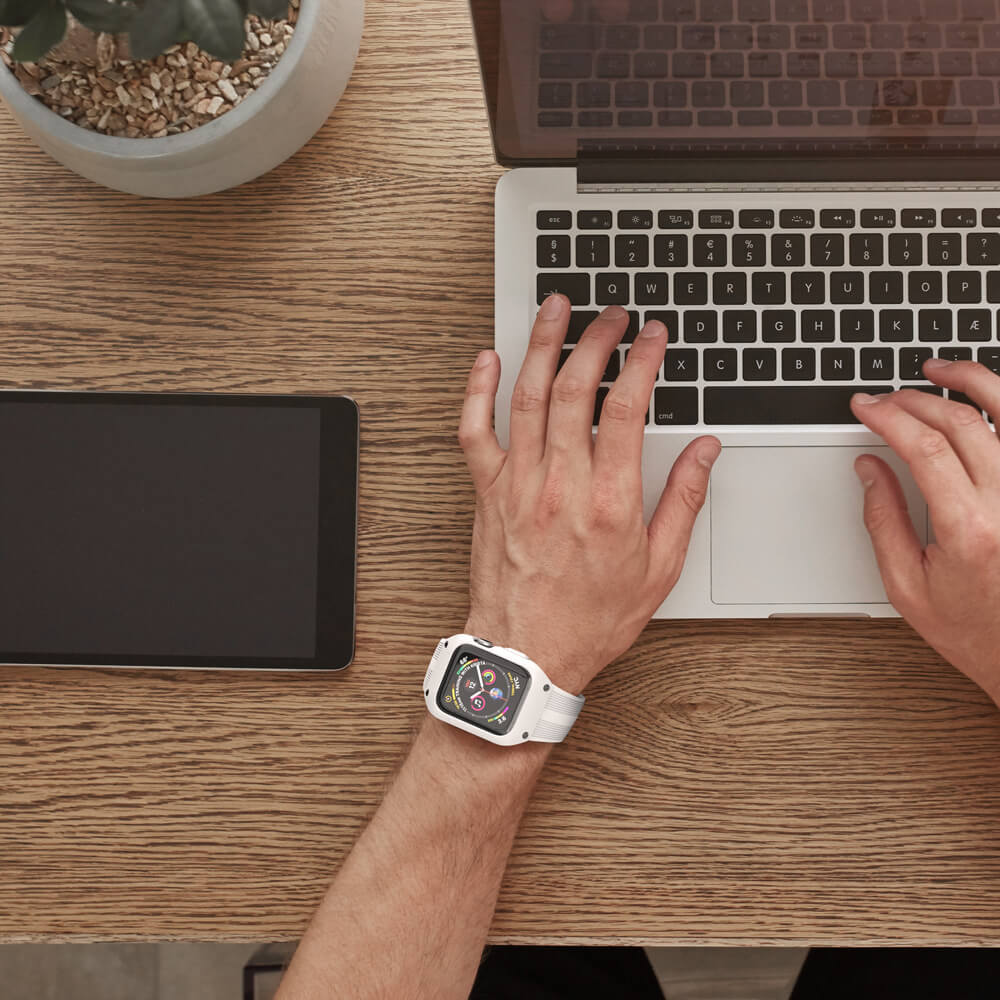 Stilrent unisex deksel med silikonrem til Apple Watch 44mm Series 4/5, robust og lett.
