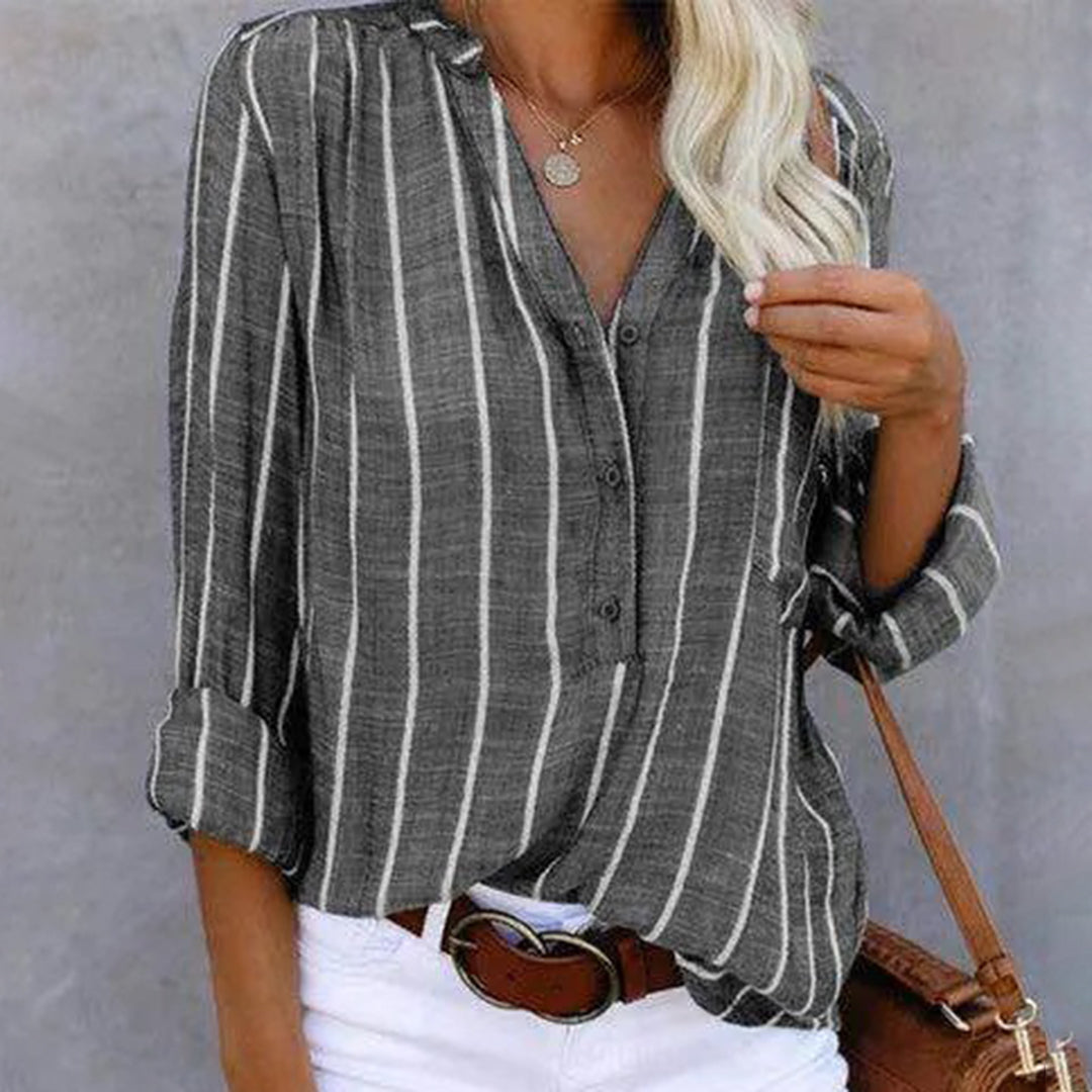 "Rød sommerbluse i elegant design, polyester, tilgjengelig i flere fargevalg, perfekt for både hverdagsbruk og fest."