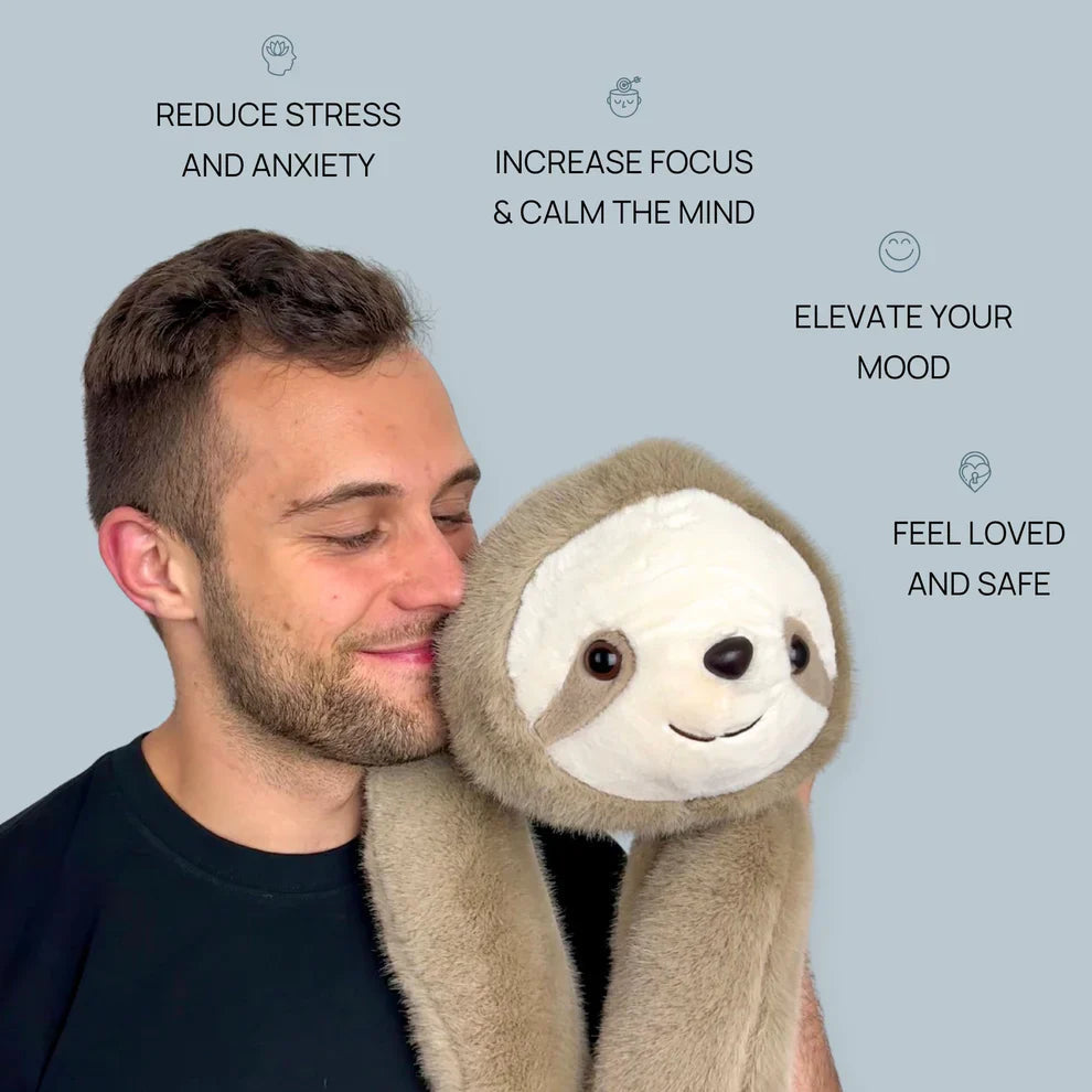 CalmCuddle plysj på et skrivebord, bidrar til ro i studier eller arbeid, et beroligende hjelpemiddel