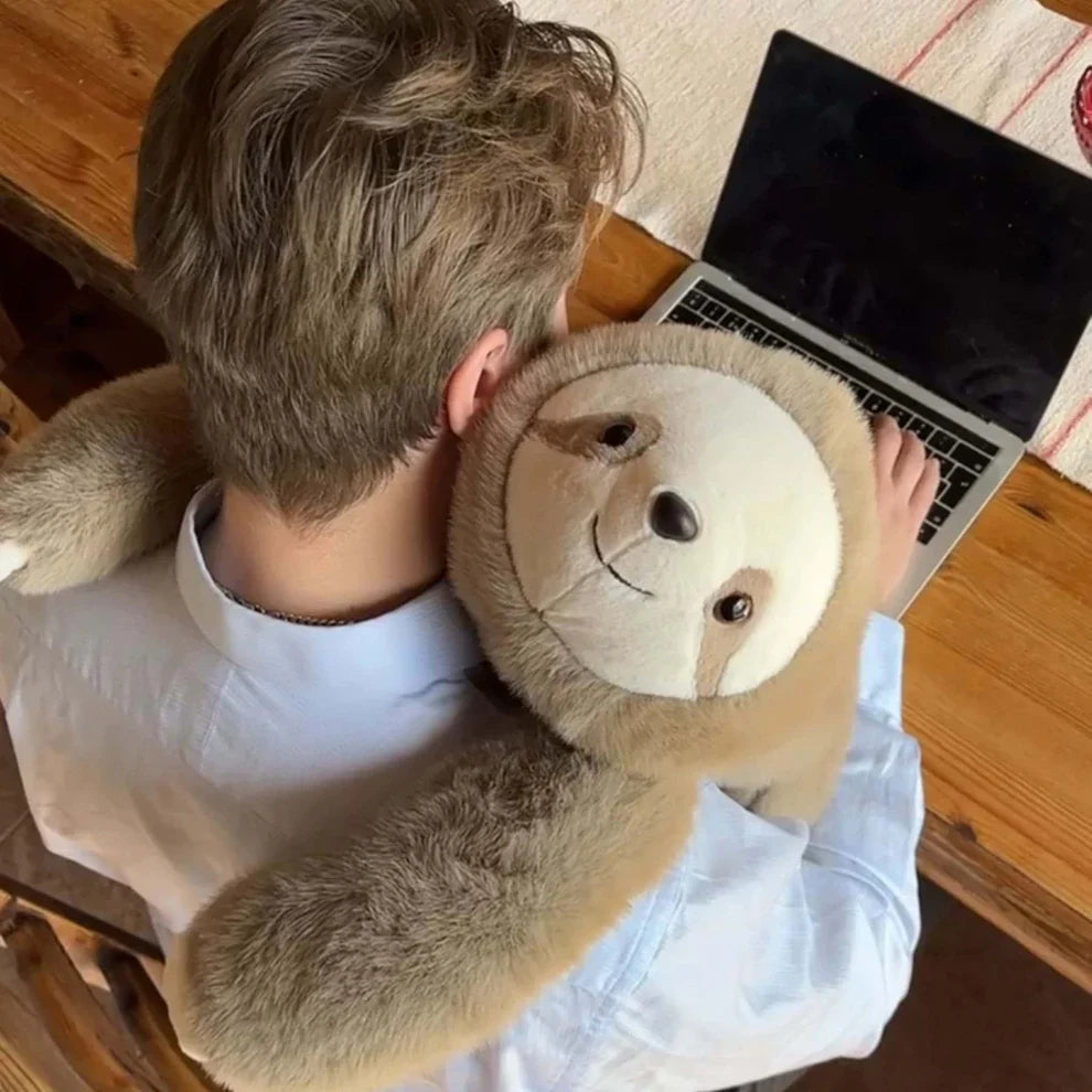 Person som klemmer en CalmCuddle plysj, viser dens myke tekstur og beroligende effekt for velvære