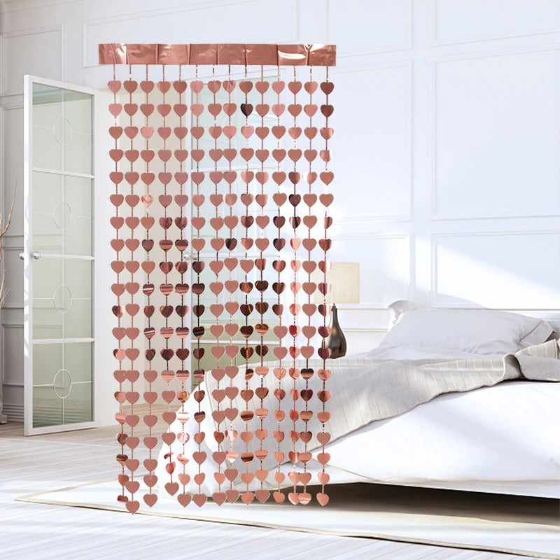 Foliegardin med hjerte-design, en nydelig og romantisk festdekorasjon egnet for bryllup og DIY-prosjekter.