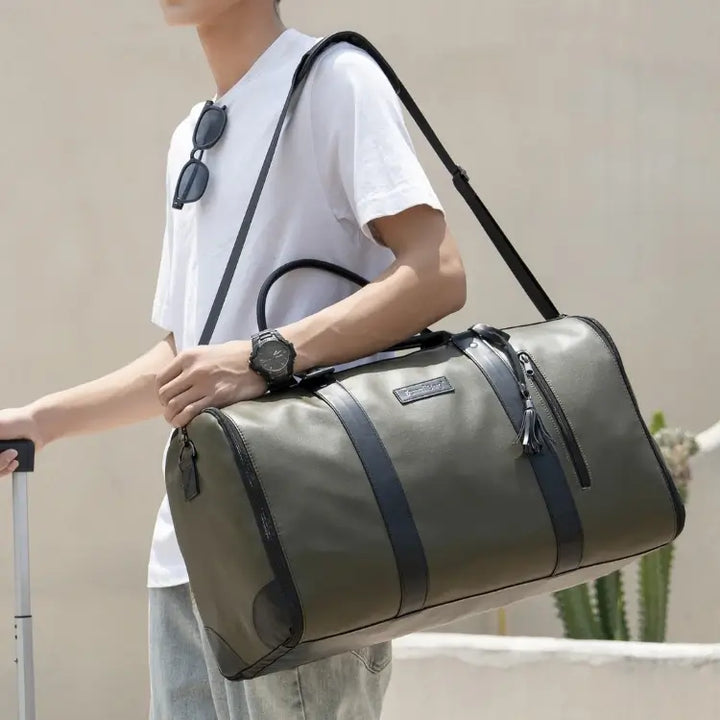 "Romslig JenniBag håndbagasje i beige, 60L, med avtakbare hjul og innovativ design for moderne reisende."