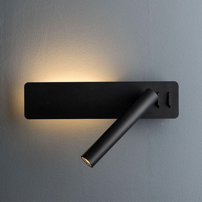 Minimalistisk LED-vegglampe montert over seng, gir justerbar og roterbar belysning for et moderne soverom.