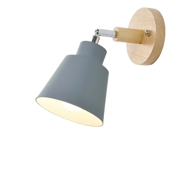 Roterbar vegglampe i vintage stil med praktisk trekkkjedebryter for fleksibel, justerbar belysning.