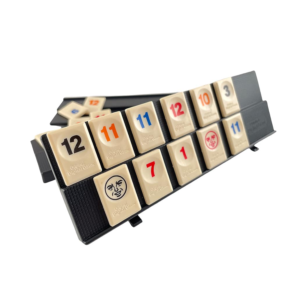 "Rummikub brettspill i spill, fargerike brikker på brettet, strategisk familiespill for 2-4 personer"