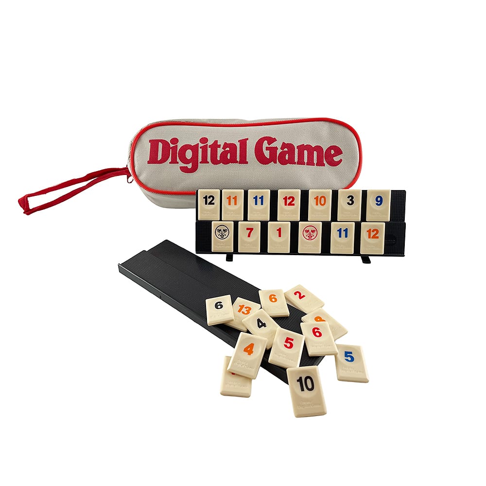 "Rummikub brettspill i spill, fargerike brikker på brettet, strategisk familiespill for 2-4 personer"