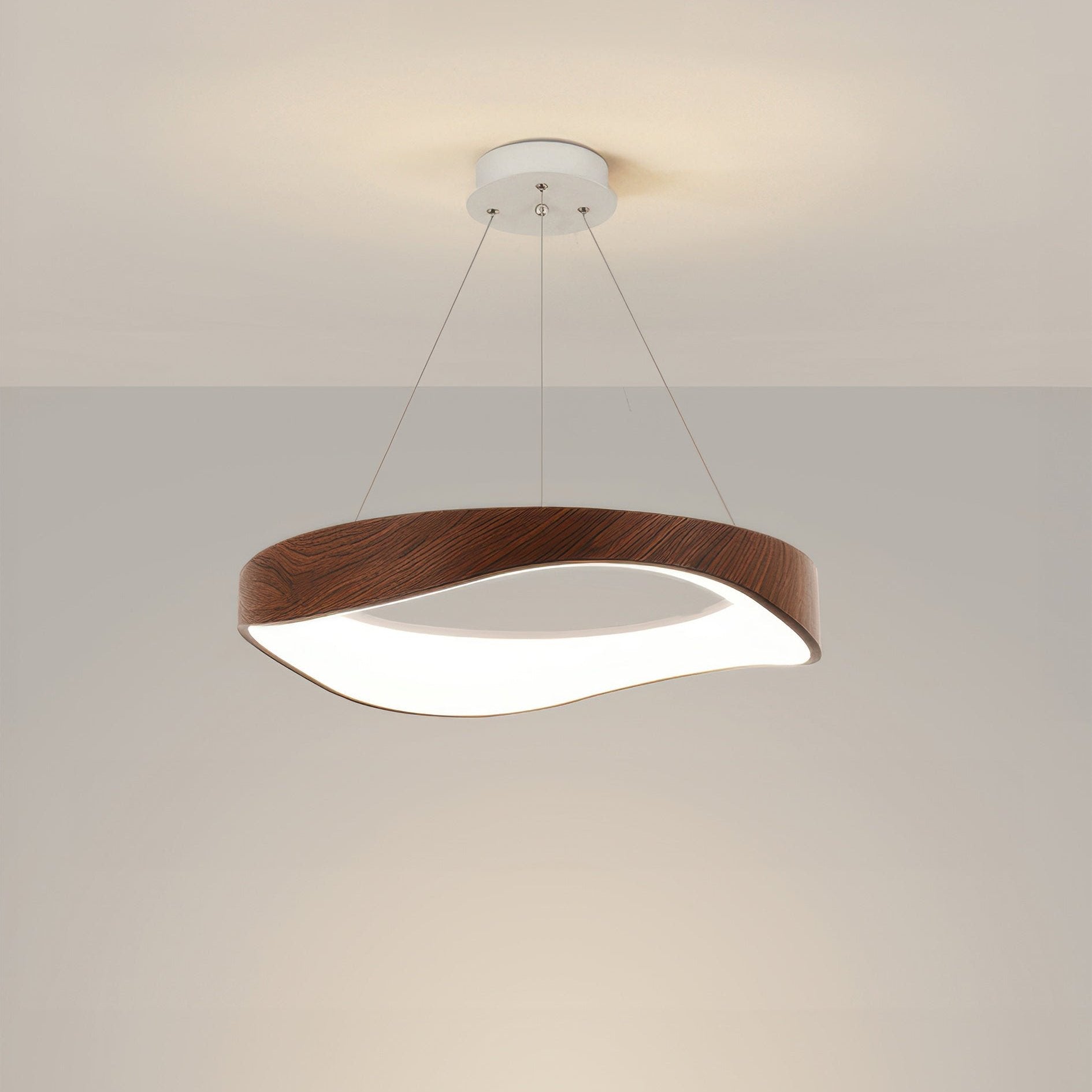 "Rund moderne LED pendellampe, justerbar høyde, elegant design, energieffektiv for hjem og kjøkken. Stilig belysning."